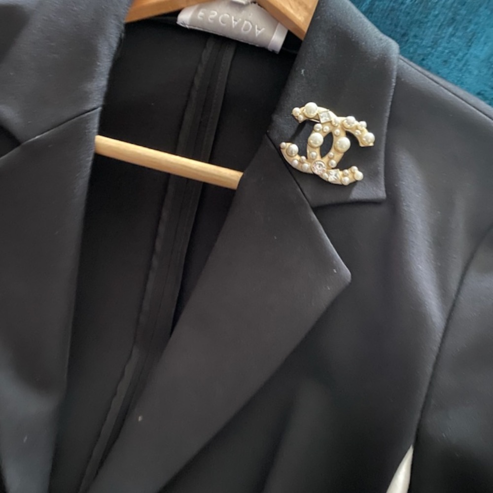 Gorgeous Authentic Chanel Brooch - Picture 10 of 11
